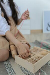 Kind mit sensorischem Spielzeug bei Hochsensibilität